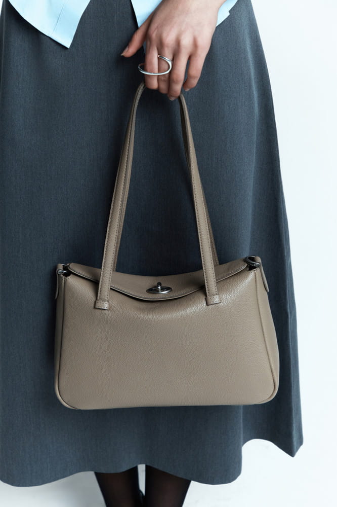 LF가 주목한 2026 백 트렌드 ‘롱 핸들’ 8 20260129 HAZZYS 7 6