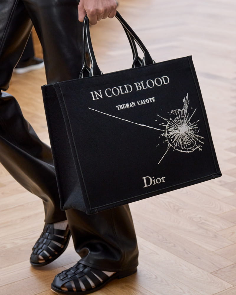 디올, 조나단 앤더슨의 시선으로 담아낸 ‘북 토트’의 새 챕터 8 20260225 dior 3 6