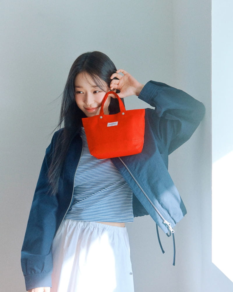 노윤서가 제안하는 감각적인 ‘봄 에센셜’ 6 20260226 lee 2 4