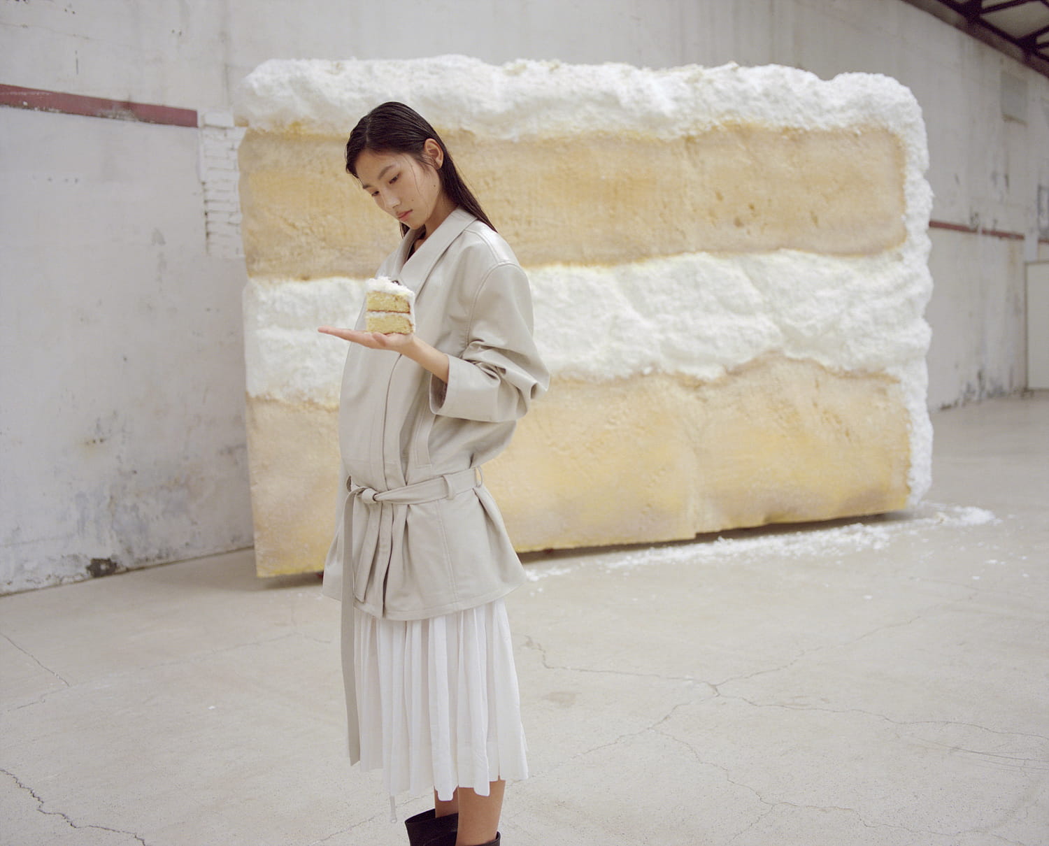 LOW CLASSIC, 로맨틱한 디너 무드 담은 2026 SS 컬렉션 공개 2 LOW CLASSIC 로우클래식 1 2 1