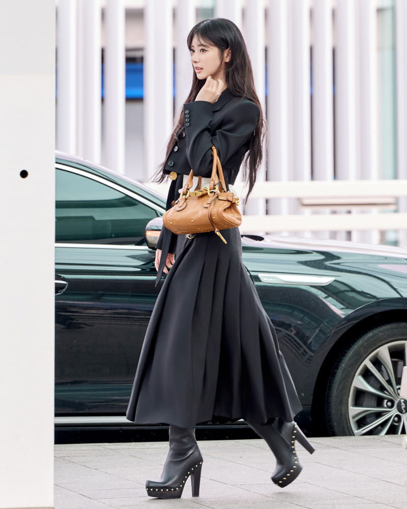 미야오 안나, 독보적 인형 미모 & 올블랙 카리스마 6 20260303 Chloe 3 4