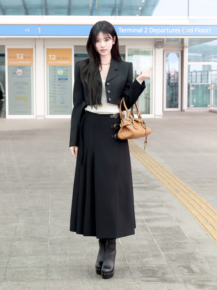 미야오 안나, 독보적 인형 미모 & 올블랙 카리스마 7 20260303 Chloe 4 5