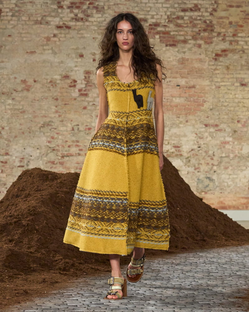 모스키노가 재해석한 아르헨티나의 낭만과 파격적 세련미 6 20260303 MOSCHINO 3 4