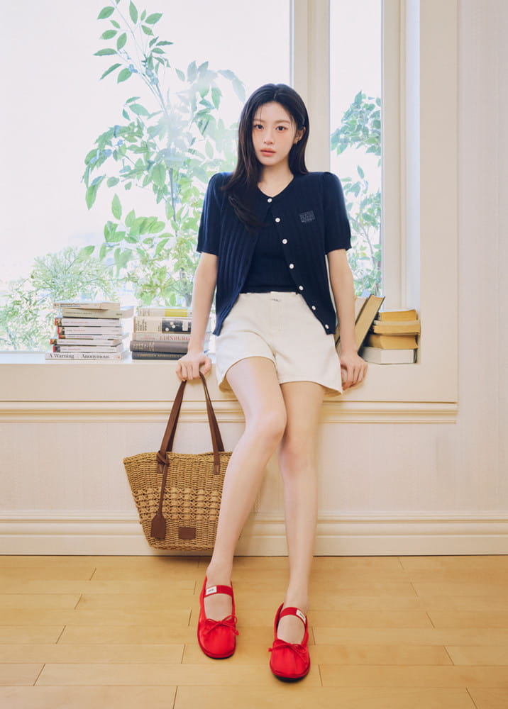 고윤정의 ‘눈부신 여름’… 청순 미모의 결정체 6 20260317 MARITHE FRANCOIS 2 4