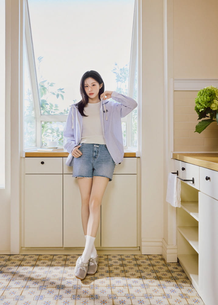 고윤정의 ‘눈부신 여름’… 청순 미모의 결정체 7 20260317 MARITHE FRANCOIS 4 5