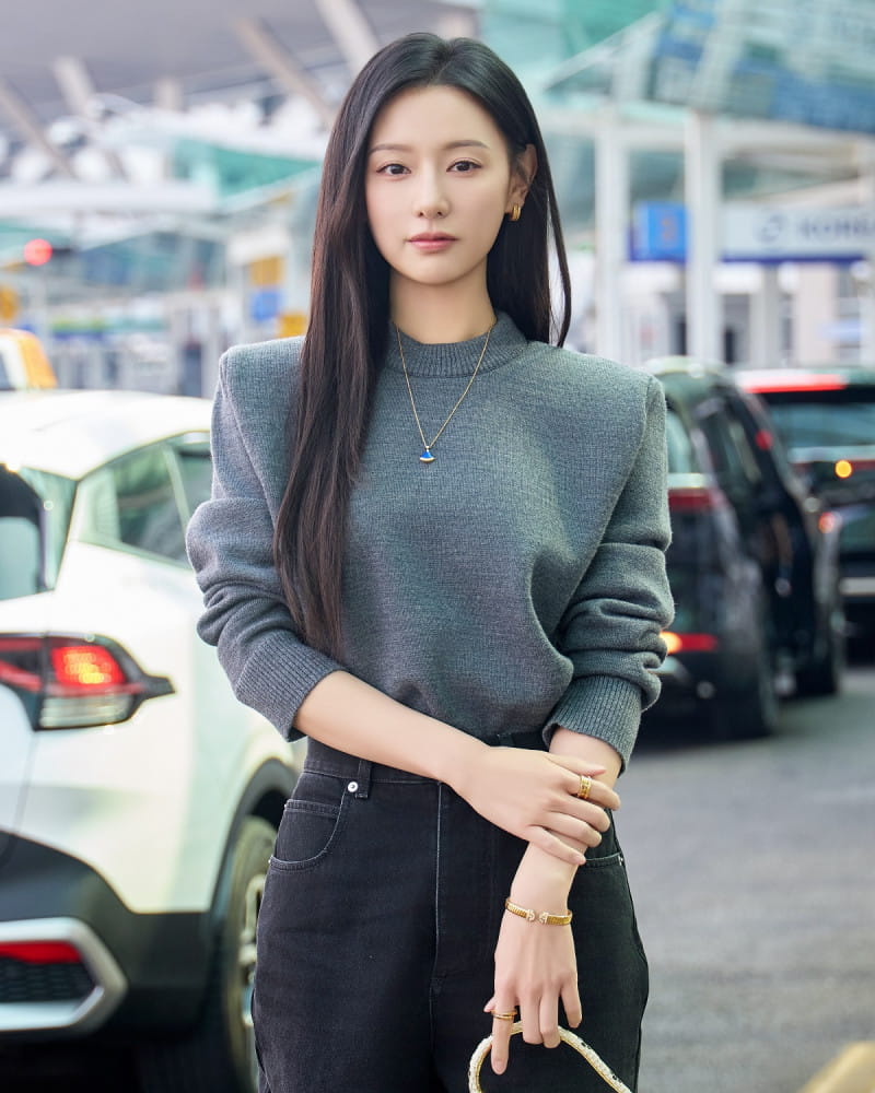 김지원이 픽한 불가리 ‘디바스 드림’ 공항패션 화제 1 20260323 Bulgari 2 1