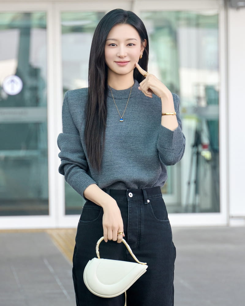 김지원이 픽한 불가리 ‘디바스 드림’ 공항패션 화제 6 20260323 Bulgari 3 4