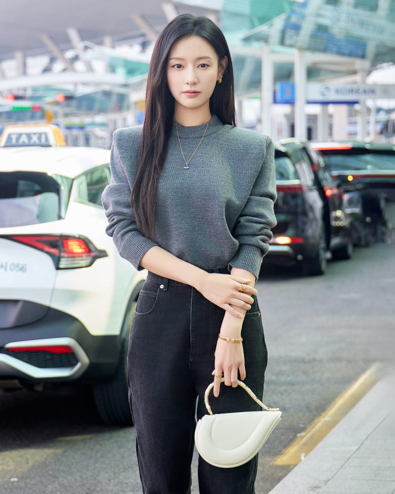 김지원이 픽한 불가리 ‘디바스 드림’ 공항패션 화제 5 20260323 Bulgari 4 3