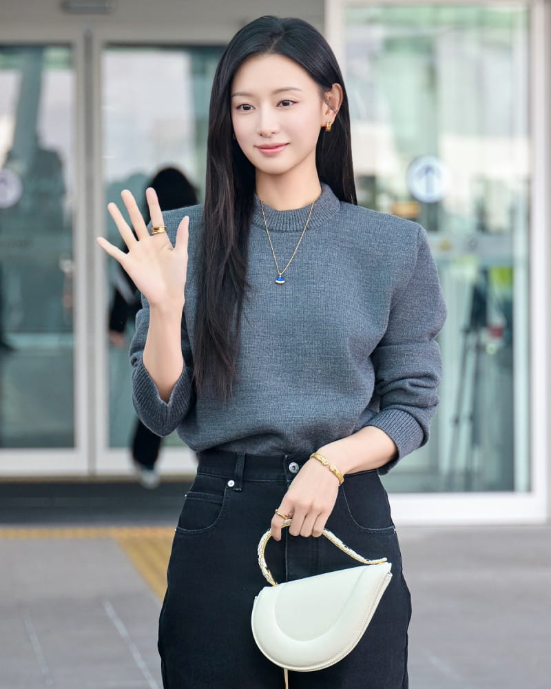 김지원이 픽한 불가리 ‘디바스 드림’ 공항패션 화제 3 20260323 Bulgari 5 2