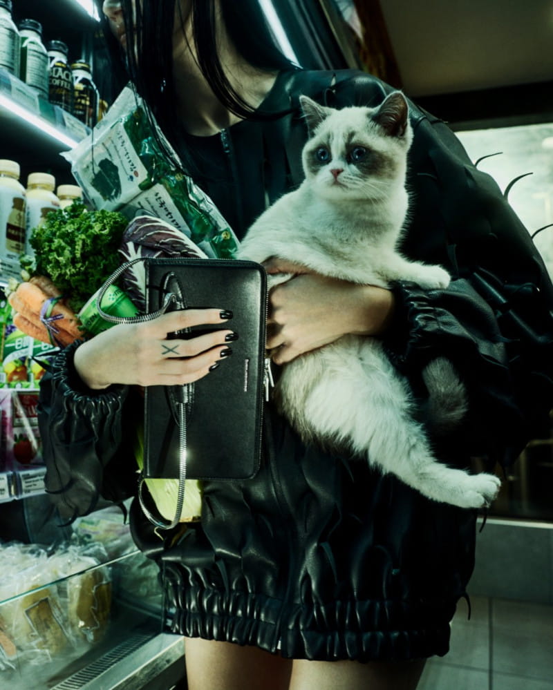 알렉산더 왕, ‘클로 그립’ 트렌드 담은 신상백 선보여 1 20260409 Alexander Wang 1 1