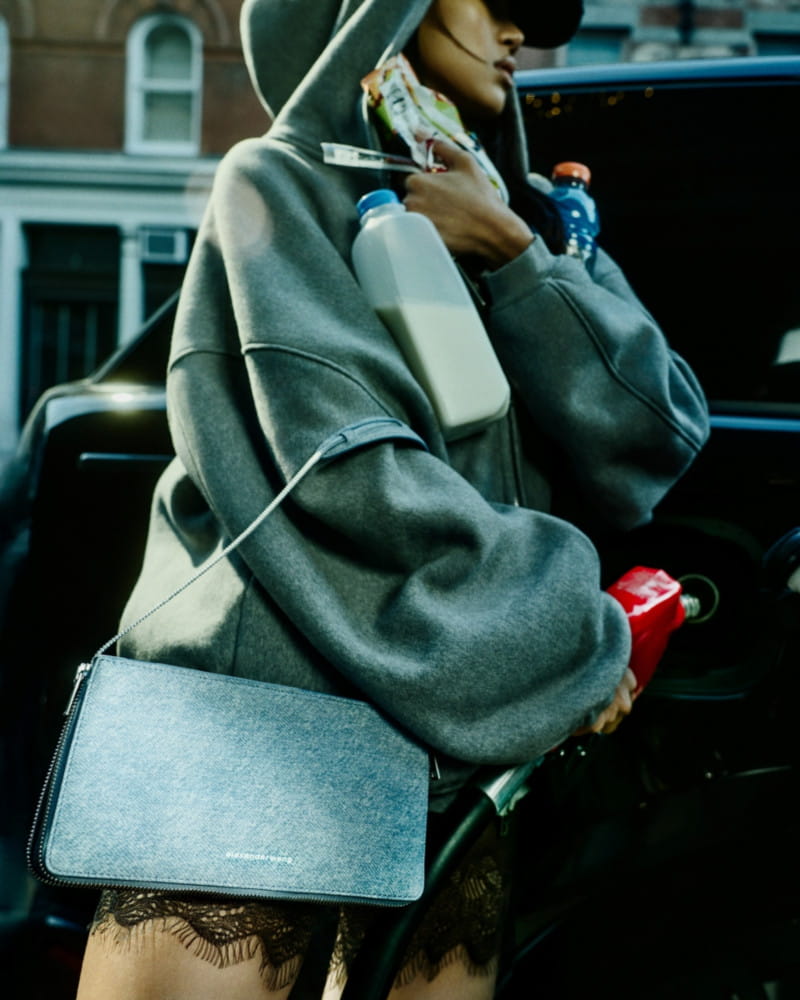 알렉산더 왕, ‘클로 그립’ 트렌드 담은 신상백 선보여 5 20260409 Alexander Wang 2 3