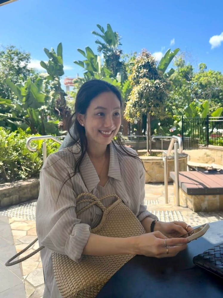 정려원 "슬립 스커트, 어렵지 않아요" 6 20260413 Ryeowon 1 4