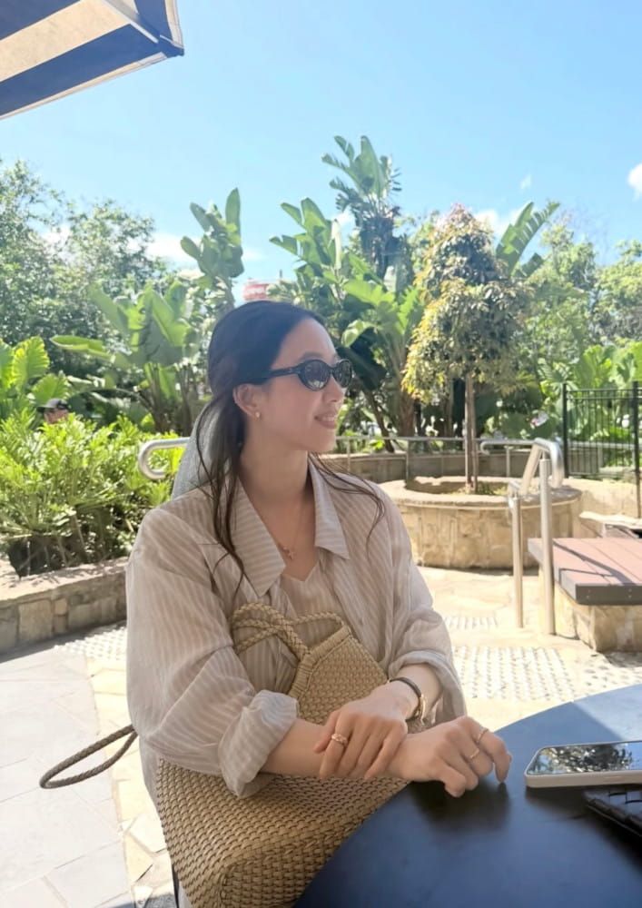 정려원 "슬립 스커트, 어렵지 않아요" 5 20260413 Ryeowon 2 3