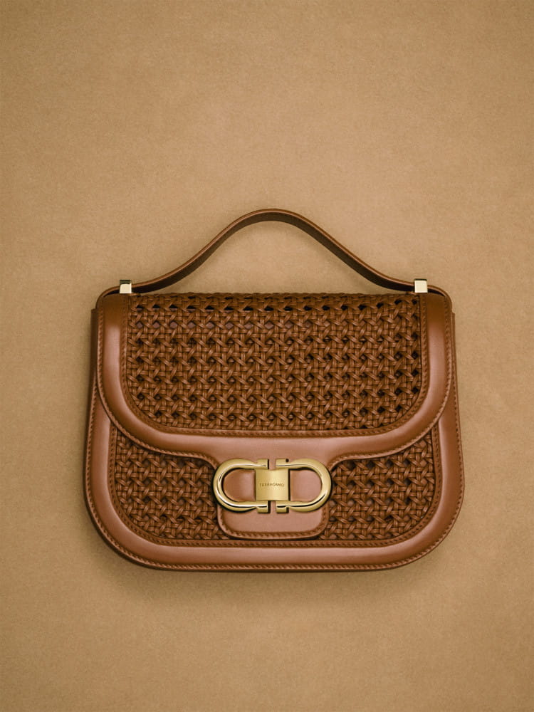 페라가모, 장인정신으로 빚어낸 가정의 달 선물 라인업 9 20260415 FERRAGAMO 3 7