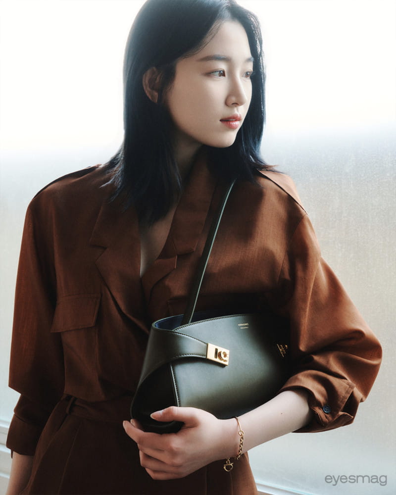 원지안, 우아함에 엣지 더해 준 페라가모 허그백 7 20260527 Ferragamo 1 5