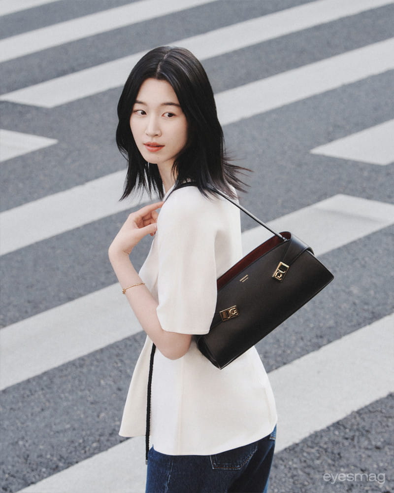 원지안, 우아함에 엣지 더해 준 페라가모 허그백 8 20260527 Ferragamo 2 6