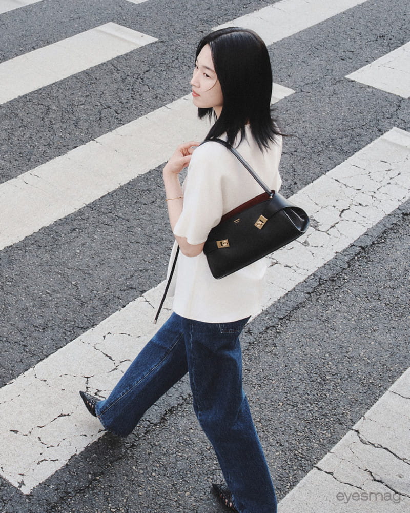 원지안, 우아함에 엣지 더해 준 페라가모 허그백 4 20260527 Ferragamo 3 2