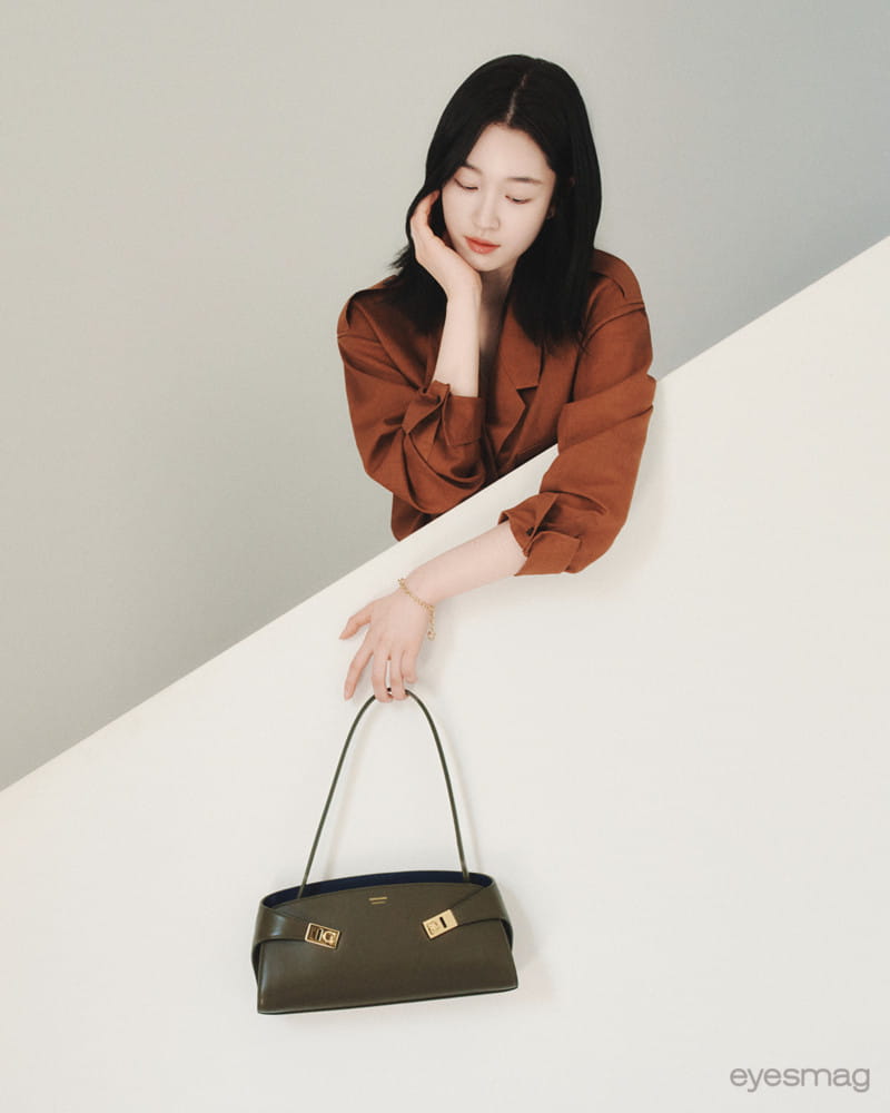 원지안, 우아함에 엣지 더해 준 페라가모 허그백 6 20260527 Ferragamo 4 4