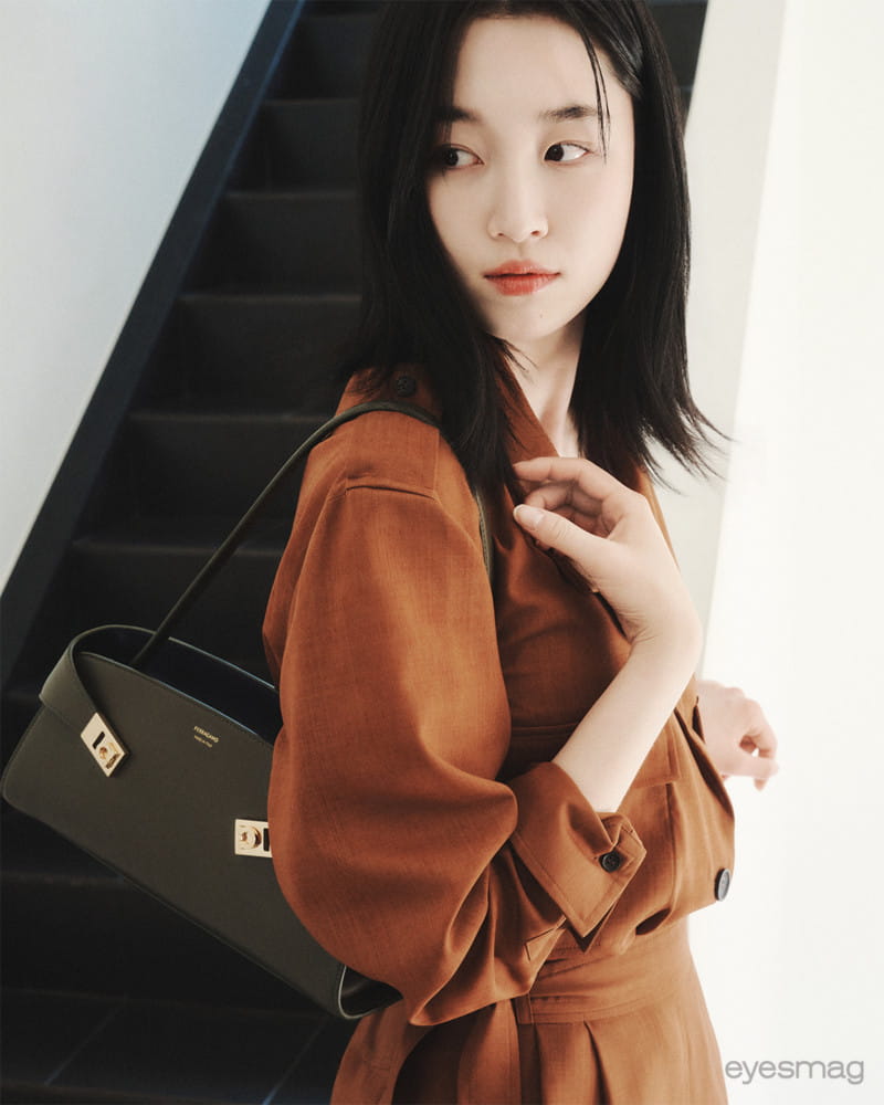 원지안, 우아함에 엣지 더해 준 페라가모 허그백 5 20260527 Ferragamo 5 3