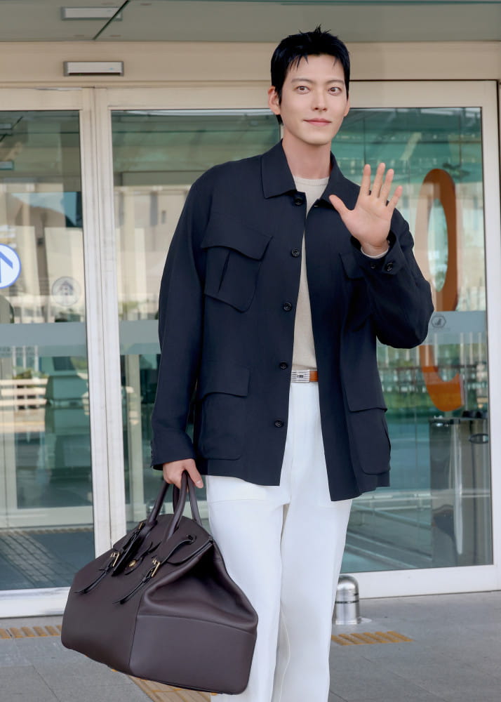 김우빈, 클래식과 여유로움 넘치는 공항 패션 1 20260619 Ralph Lauren Korea 1 1