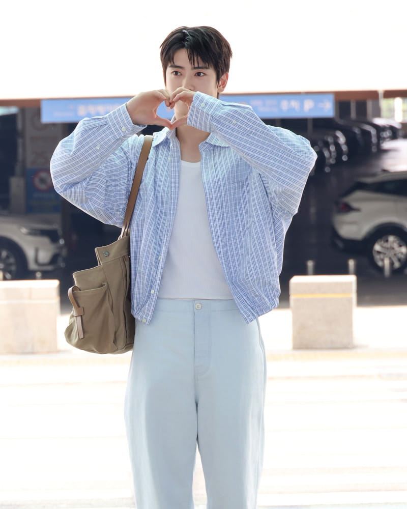 전역 후 첫 출국, 여전한 비주얼 천재 ‘NCT 재현’ 5 20260619 prada 2 3