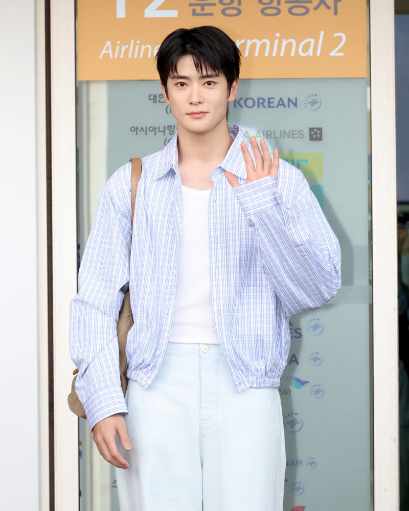 전역 후 첫 출국, 여전한 비주얼 천재 ‘NCT 재현’ 3 20260619 prada 3 2
