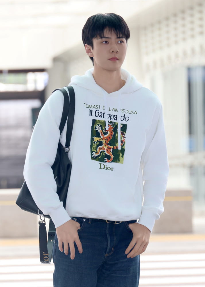 엑소 세훈 출국길 … 독보적인 시크 캐주얼 룩 6 20260723 dior 10 4