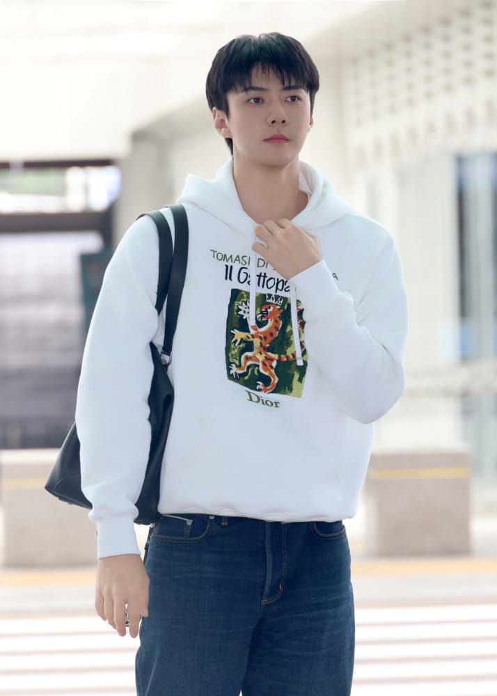 엑소 세훈 출국길 … 독보적인 시크 캐주얼 룩 5 20260723 dior 9 3