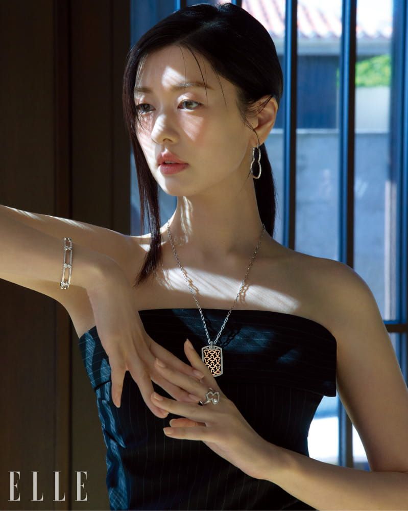 정소민, 차분하고 세련된 서머 주얼리 레이어링 6 20260724 Qeelin 1 1 4
