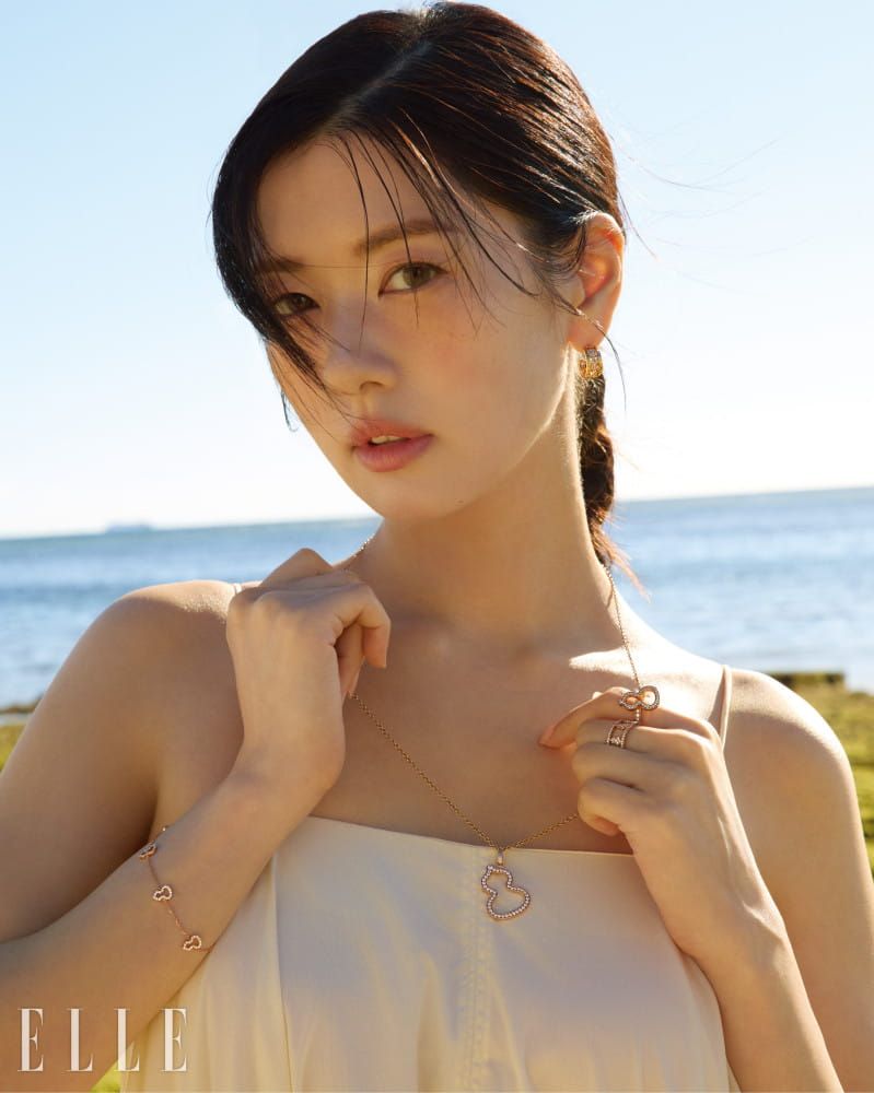 정소민, 차분하고 세련된 서머 주얼리 레이어링 4 20260724 Qeelin 1 2