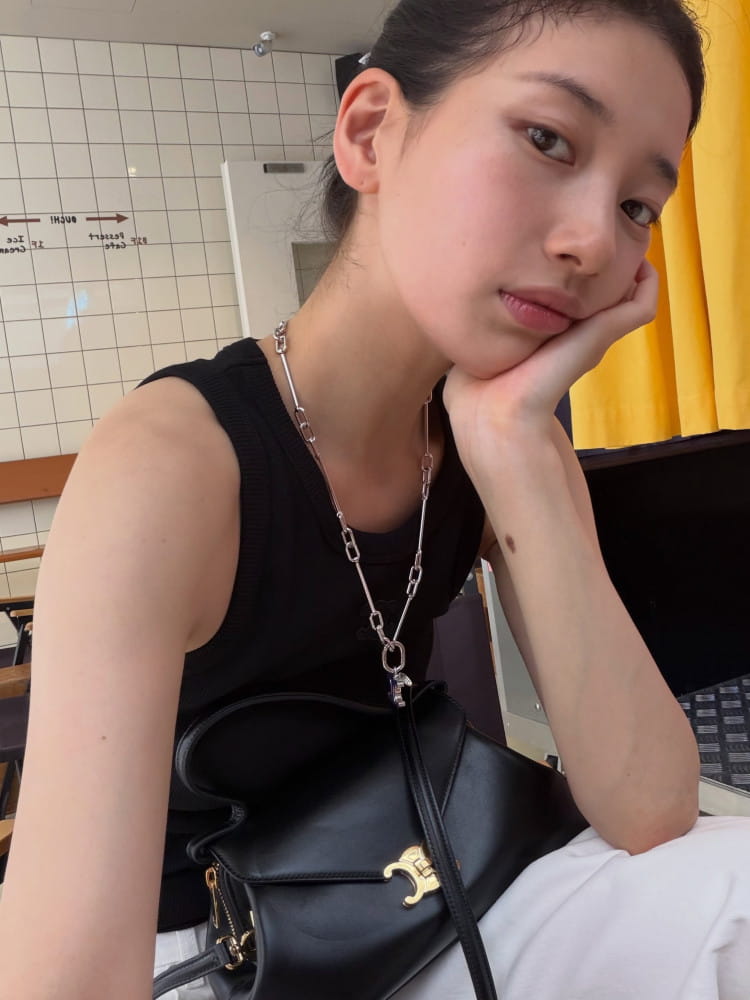 수지, 인스타그램 속 청순 데일리룩 화제 8 20260812 celine 2 8
