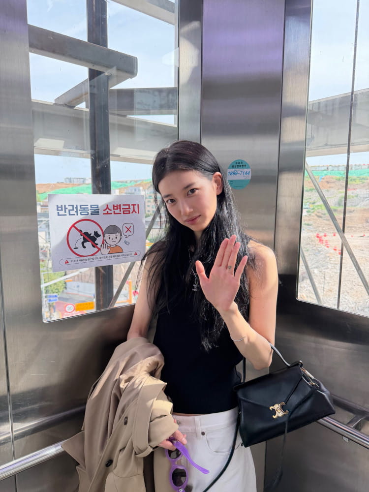 수지, 인스타그램 속 청순 데일리룩 화제 2 20260812 celine 6 2