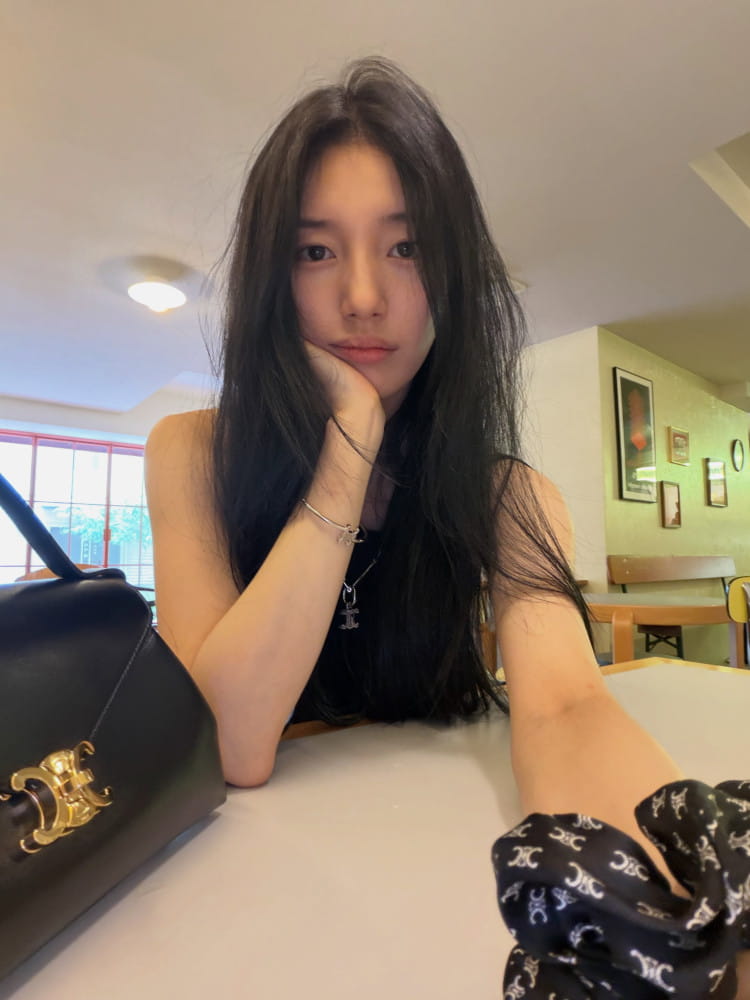 수지, 인스타그램 속 청순 데일리룩 화제 5 20260812 celine 8 5