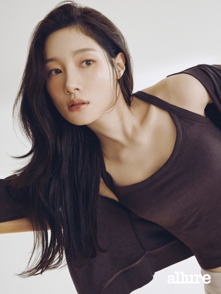 일상과 운동을 넘나드는 유연함, 정채연의 스타일리시한 애슬레저 룩 2 20260824 Vuori 10 2