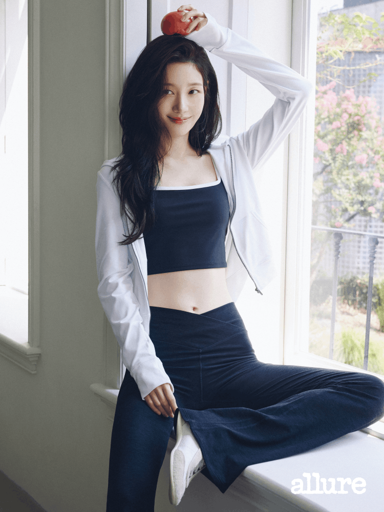 일상과 운동을 넘나드는 유연함, 정채연의 스타일리시한 애슬레저 룩 3 20260824 Vuori 13 3