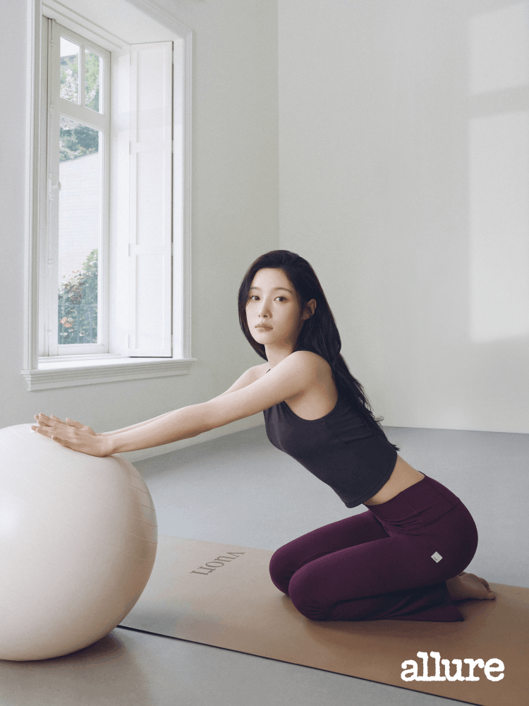일상과 운동을 넘나드는 유연함, 정채연의 스타일리시한 애슬레저 룩 5 20260824 Vuori 14 5