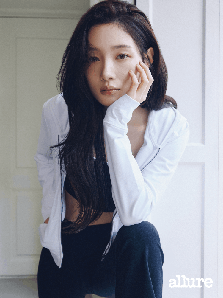 일상과 운동을 넘나드는 유연함, 정채연의 스타일리시한 애슬레저 룩 4 20260824 Vuori 9 4