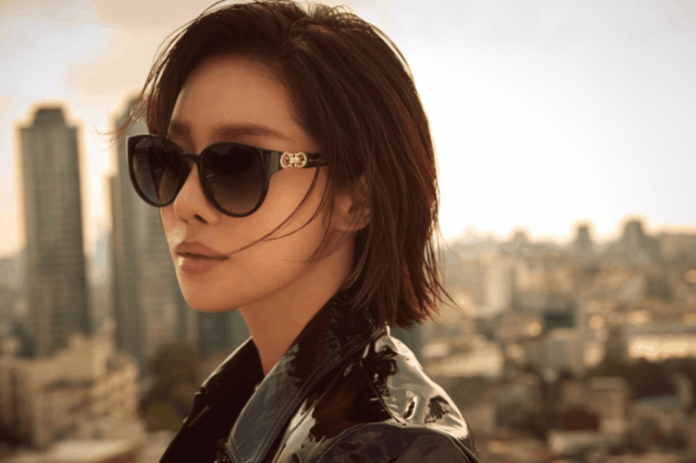 여름을 넘어 사계절 패션템으로, 차주영의 감각적인 선글라스 스타일링 2 202608256 Ferragamo 1 2