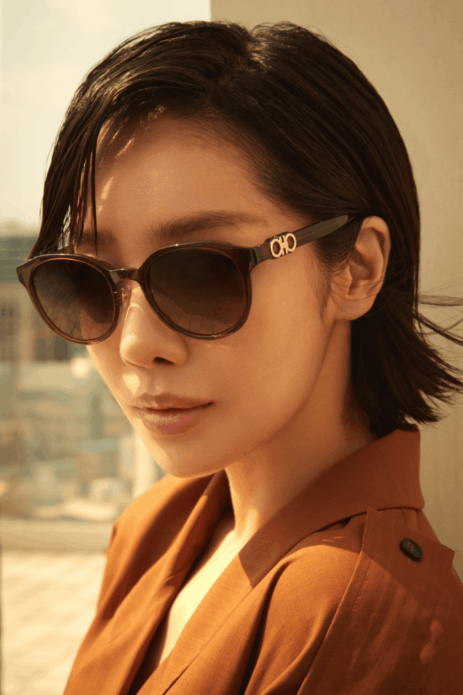여름을 넘어 사계절 패션템으로, 차주영의 감각적인 선글라스 스타일링 3 202608256 Ferragamo 2 3