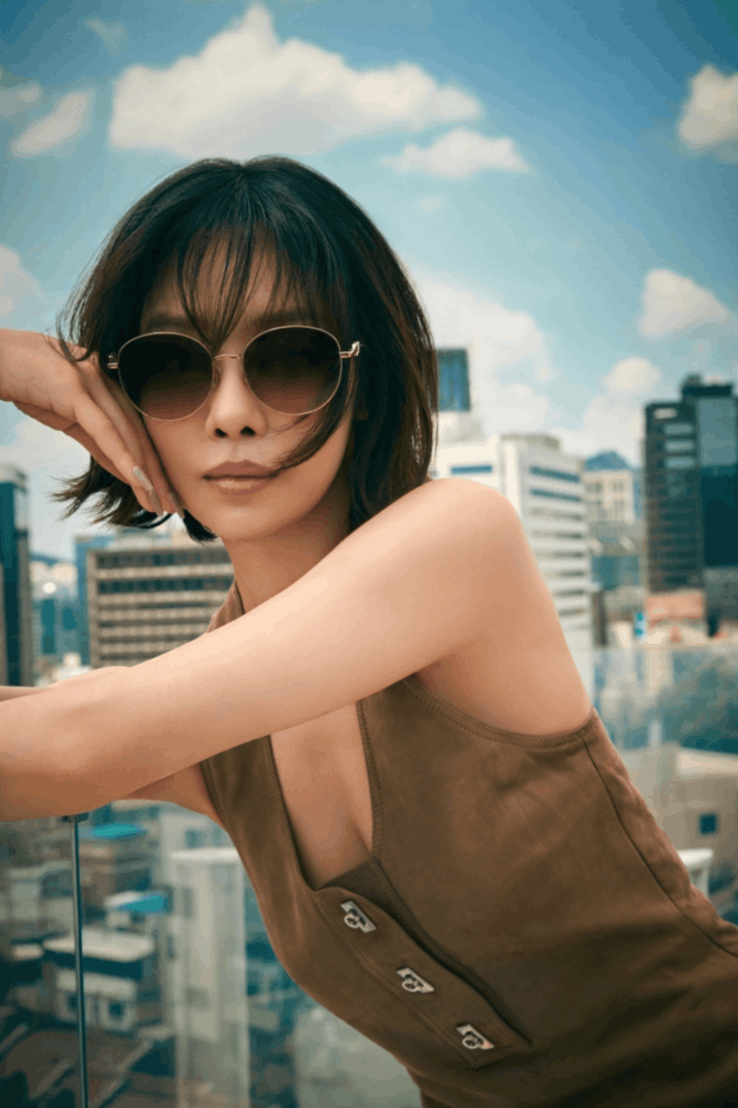 여름을 넘어 사계절 패션템으로, 차주영의 감각적인 선글라스 스타일링 1 202608256 Ferragamo 3 1