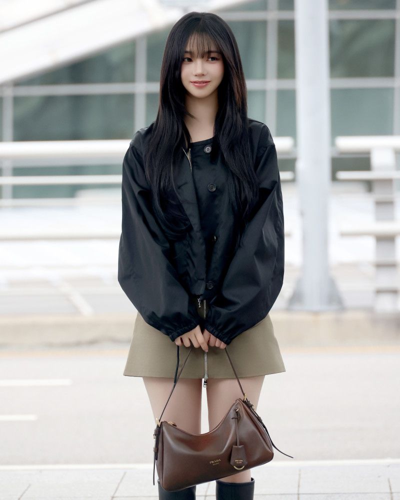 카리나, 리나일론 재킷과 에메 백으로 완성한 시크미 2 20260827 prada 1 2