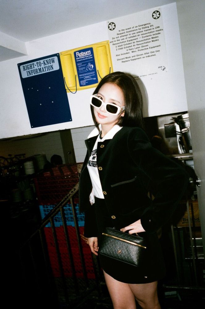 뉴욕 한복판을 밝힌 글로벌 아이콘들의 모던 프레피 룩 1 20260902 TOMMY 12 1