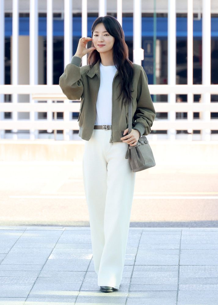 전여빈, 스웨이드 재킷으로 완성한 가을 공항패션 2 20260908 Ralph Lauren 1 2