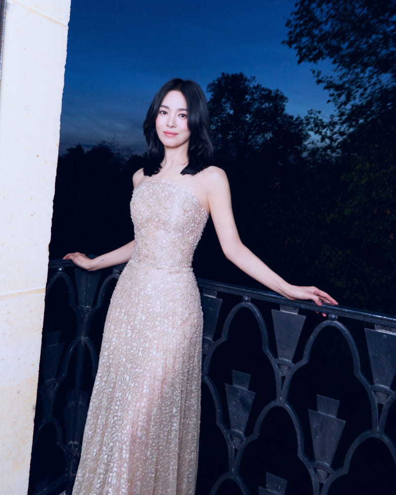 배우 송혜교, 파리 수놓은 독보적 우아함 3 20260915 GUERLAIN 1 3