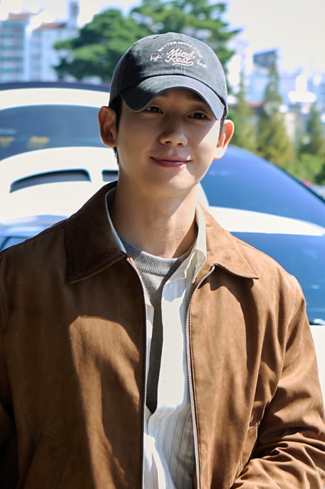 올가을 대세는 스웨이드… 정해인이 제안하는 완벽한 가을 레이어드룩 3 20260921 MINDBRIGE 3 3