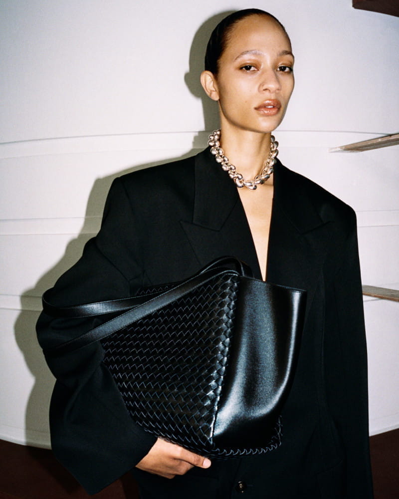 일상의 자연스러운 움직임을 담다... 보테가 베네타의 새 토트백 '코르소' 1 2026097 Bottega Veneta 1