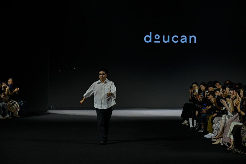 두칸이 펼쳐낸 2027 S/S, ‘순환과 재생’의 아트 쿠튀르 15 수정됨 DOUCAN F057 15