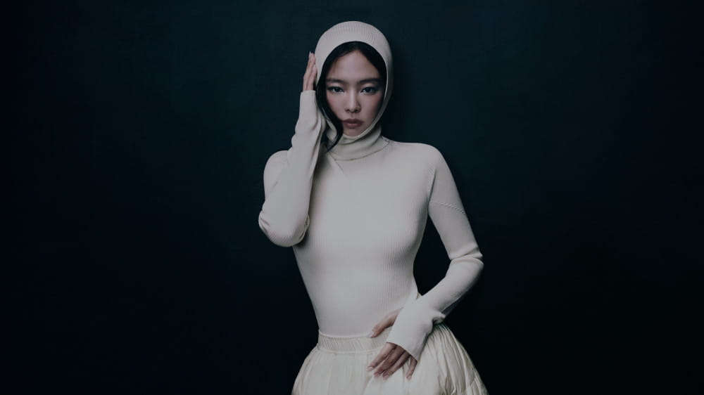 ‘독보적 존재감’... 제니, 몽클레르 리아이콘 카라코룸 재킷 착장 화제 1 20261015 Moncler 3 1